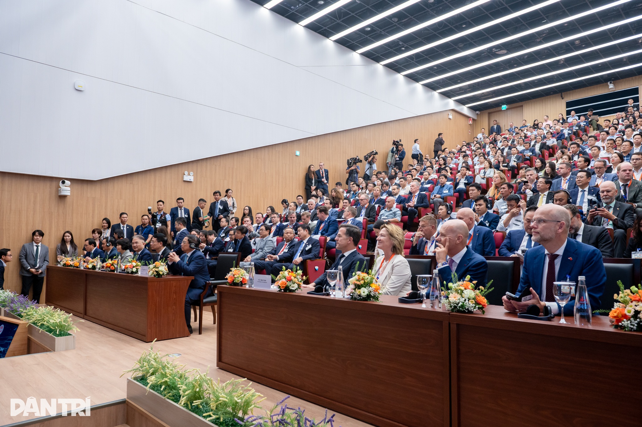 ডাচ প্রধানমন্ত্রী উচ্চ-প্রযুক্তি শৃঙ্খলে ভিয়েতনামের সম্ভাবনা প্রকাশ করেছেন - ৫ Thủ tướng Hà Lan hé lộ tiềm năng của Việt Nam trong chuỗi công nghệ cao - 5