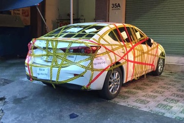 Đỗ chắn cửa, Mazda3 bị dán băng kín xe: Ý thức kém hay chủ nhà hẹp hòi?