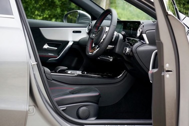 Cãi nhau với vợ, nhảy ra khỏi ô tô rồi đi kiện vợ lái xe bất cẩn