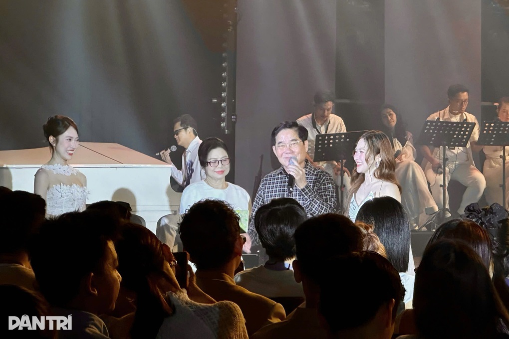 Hương Tràm ôm Bùi Anh Tuấn trên sân khấu, hé lộ lời nhắn từ mẹ tình cũ - 1 Hương Tràm ôm Bùi Anh Tuấn trên sân khấu, hé lộ lời nhắn từ mẹ tình cũ - 1