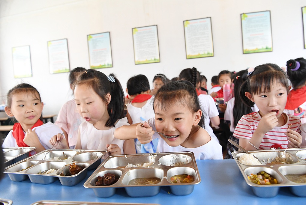Hàng chục triệu học sinh Trung Quốc hưởng lợi từ bữa trưa miễn phí - 1 Hàng chục triệu học sinh Trung Quốc hưởng lợi từ bữa trưa miễn phí - 1