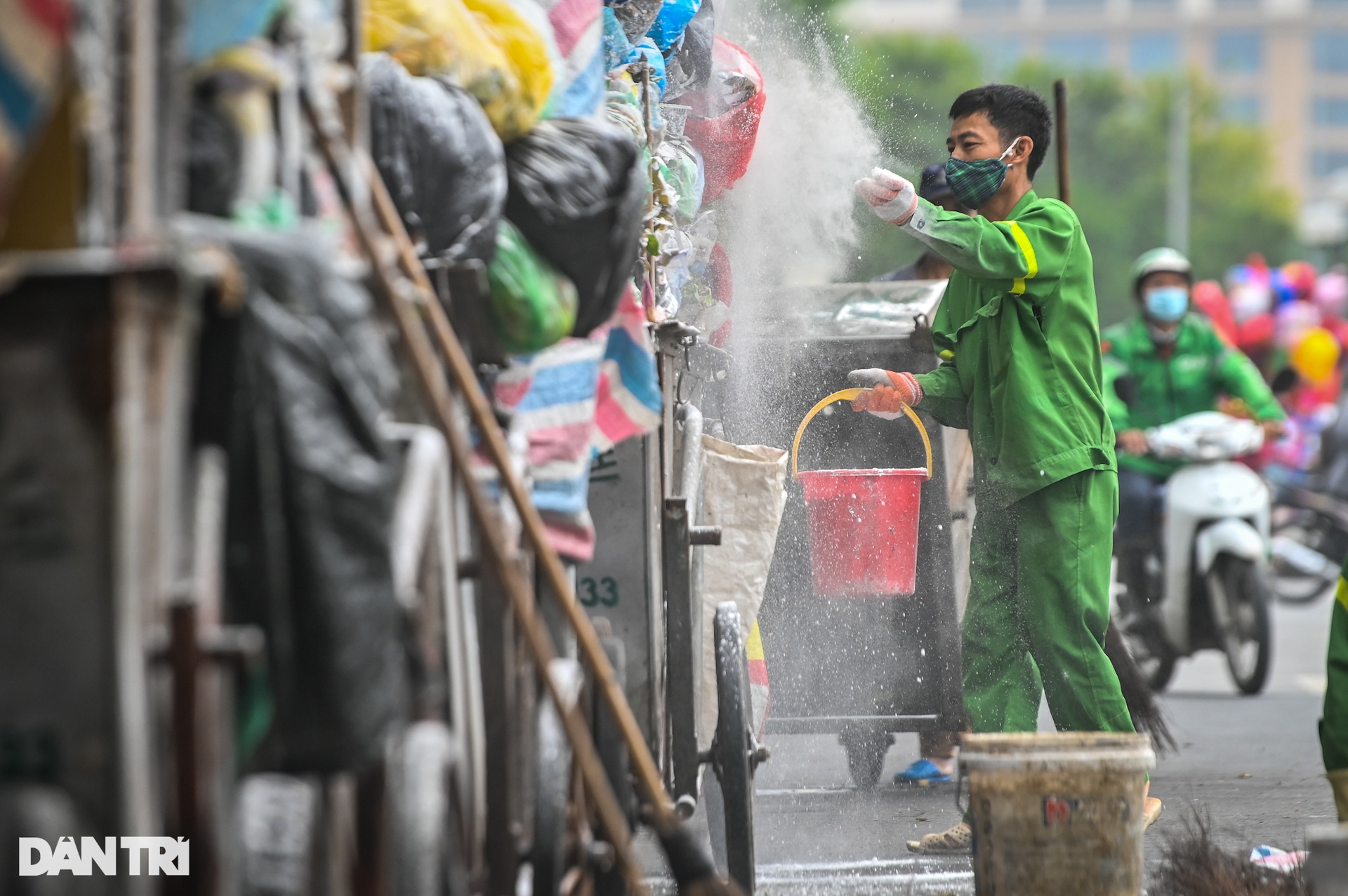 Rác thải ùn ứ, cao quá đầu người trên nhiều tuyến phố, khu dân cư ở Hà Nội - 10 Rác thải ùn ứ, cao quá đầu người trên nhiều tuyến phố, khu dân cư ở Hà Nội - 10