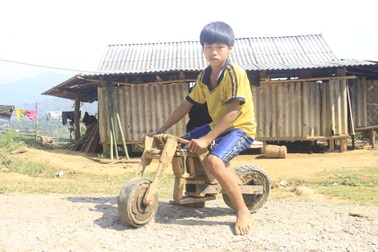 Lạ mắt chiếc xe “siêu độc” của cậu bé lớp 3 người Vân Kiều