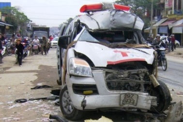 Xe cứu thương tông xe tải, 4 người tử vong 