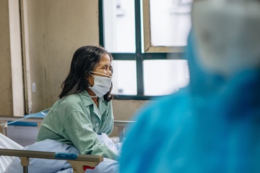 Hà Nội: Giải trình tự gen, 80% mẫu bệnh là biến thể Omicron "tàng hình"