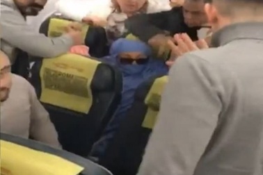 Nữ hành khách cố tình bật lửa hút thuốc, dọa cho nổ tung máy bay