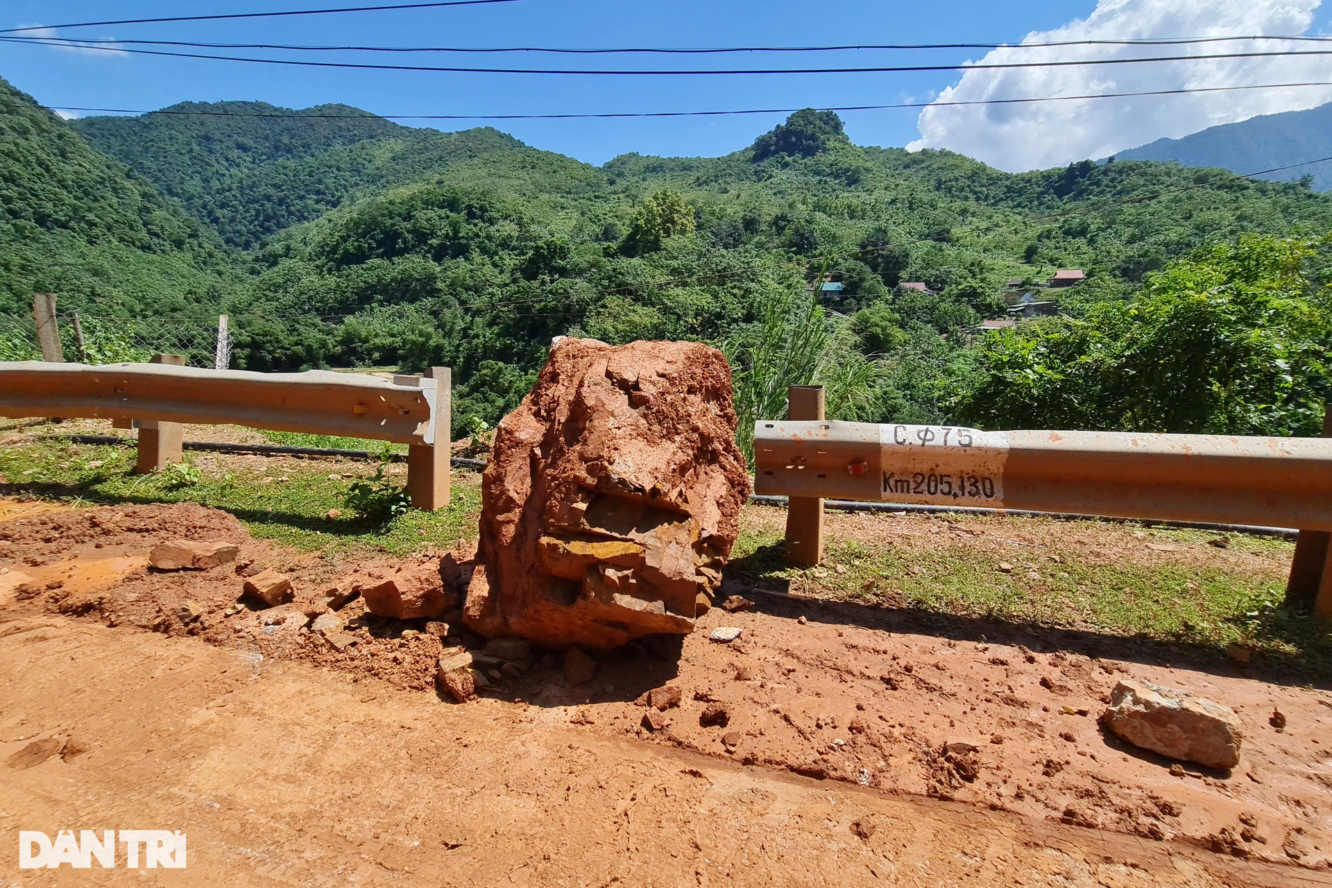 Sạt lở kinh hoàng trên đường lên Cửa khẩu quốc tế Nậm Cắn - 10 Sạt lở kinh hoàng trên đường lên Cửa khẩu quốc tế Nậm Cắn - 10