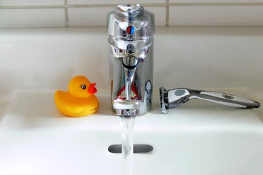 Giải cứu cụ bà 70 tuổi kẹt trong bồn tắm suốt 8 ngày