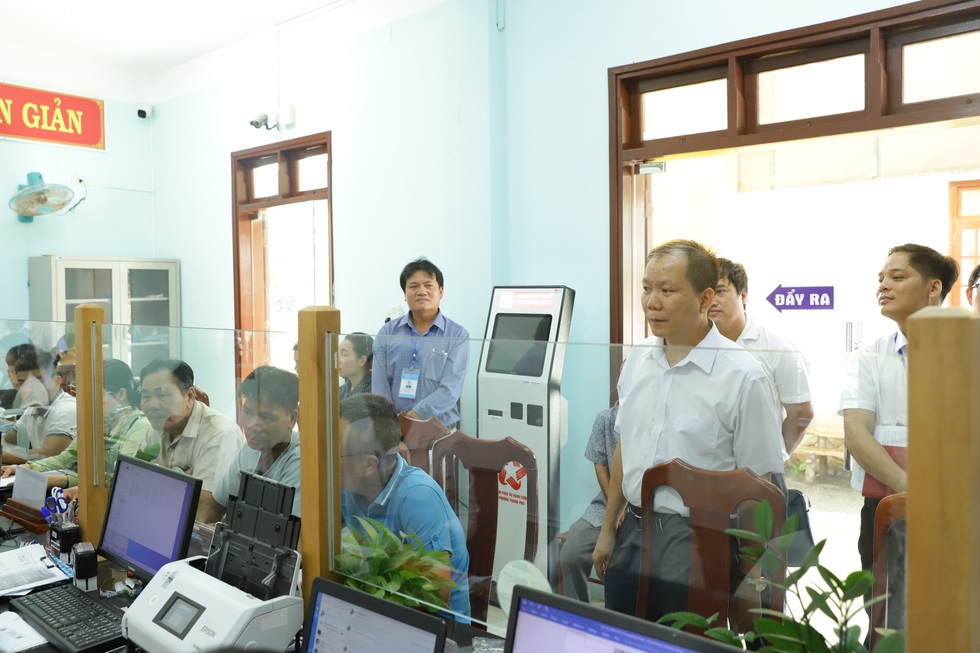 Về địa phương để thấy cán bộ cơ sở nỗ lực và trăn trở thế nào - 3 Về địa phương để thấy cán bộ cơ sở nỗ lực và trăn trở thế nào - 3