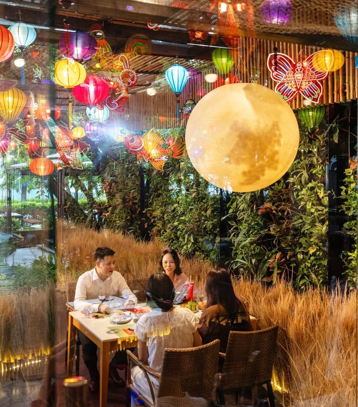 5 cafes and restaurants with beautiful Mid-Autumn decorations to attract customers in Hanoi - 8 5 quán cà phê, nhà hàng trang trí Trung thu đẹp hút khách tại Hà Nội - 8