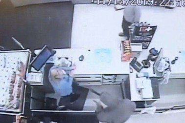 2 ông lão 60 rủ nhau đi cướp hiệu thuốc bằng dao rựa