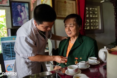 Khám bệnh tận nhà những nhân chứng mang thương tích chiến tranh