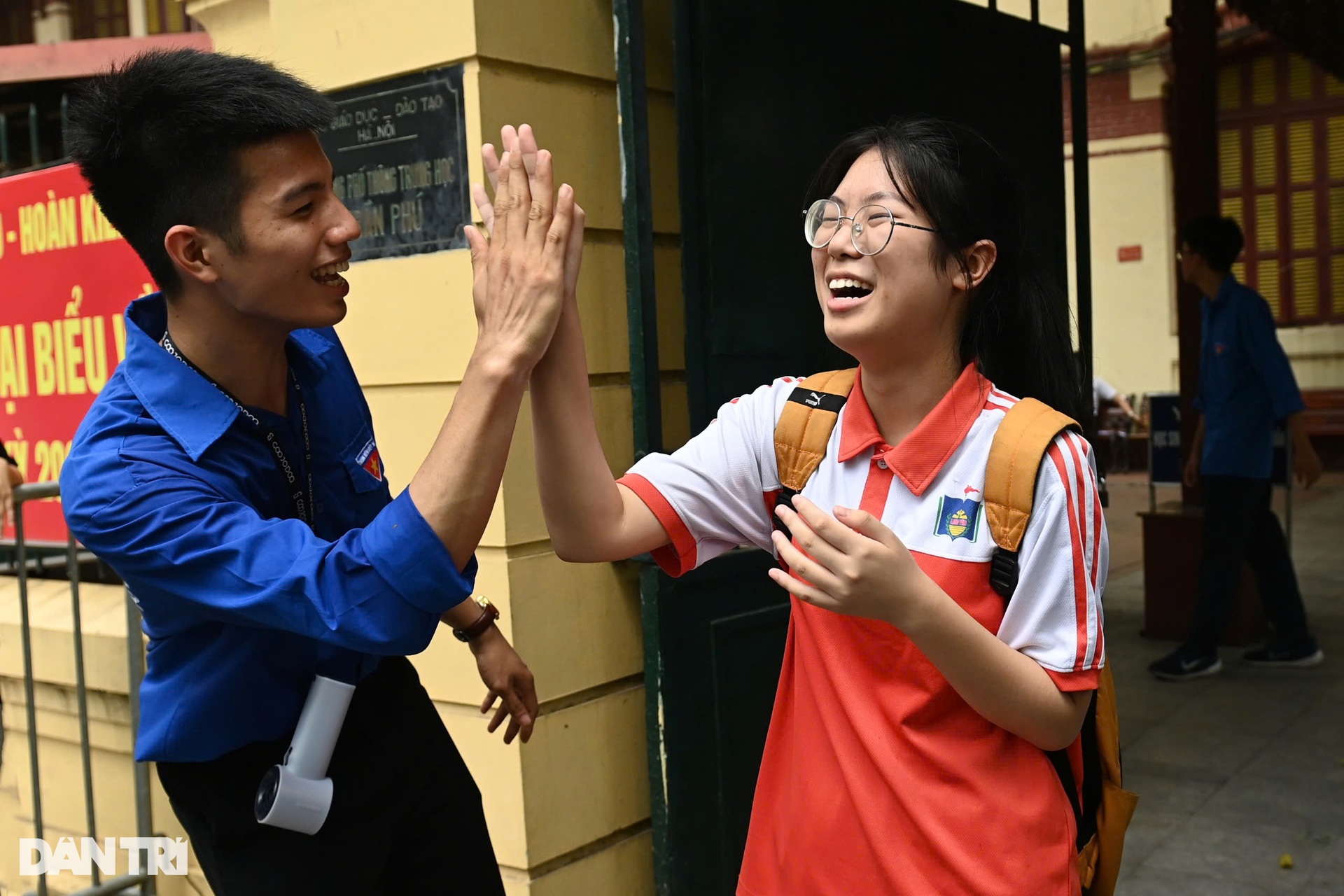 Phụ huynh òa khóc ôm con gái khi nghe “con làm được rồi” - 2 Phụ huynh òa khóc ôm con gái khi nghe “con làm được rồi” - 2