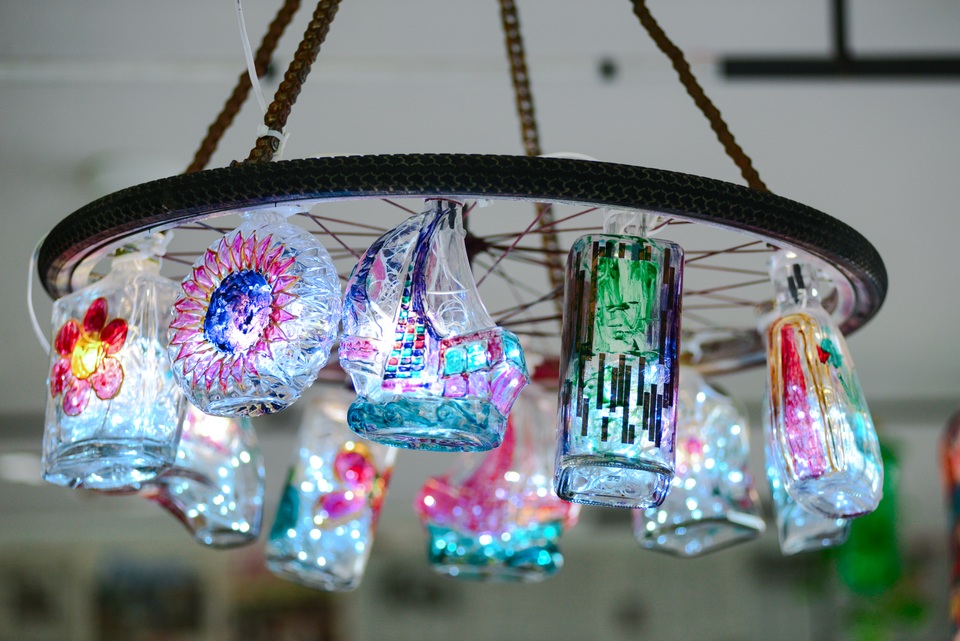 Cà phê biến rác thành đồ trang trí.jpg