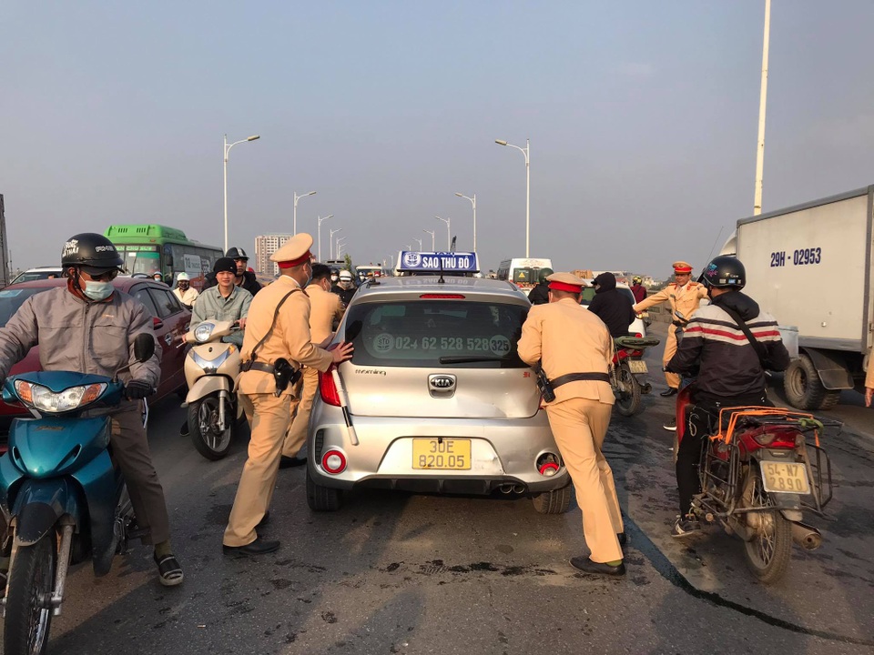 5 ô tô tông nhau trên cầu Vĩnh Tuy, giao thông tê liệt - 4 5 ô tô tông nhau trên cầu Vĩnh Tuy, giao thông tê liệt - 4