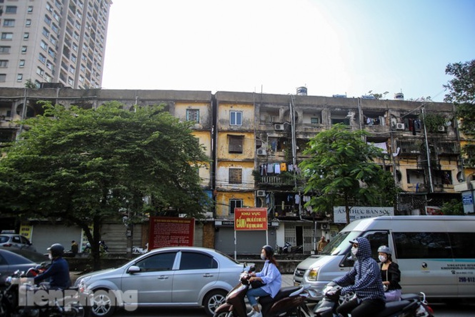 Cận cảnh các chung cư trước nguy cơ đổ sập bất cứ lúc nào ở Hà Nội - 1 Cận cảnh các chung cư trước nguy cơ đổ sập bất cứ lúc nào ở Hà Nội - 1