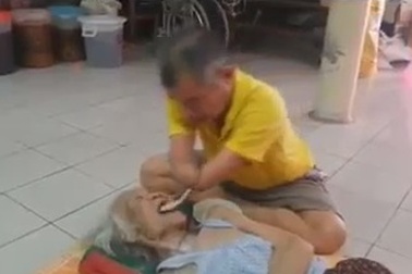 Clip “con trai tật nguyền chăm mẹ già” gây cảm động mạnh trên Internet tuần qua