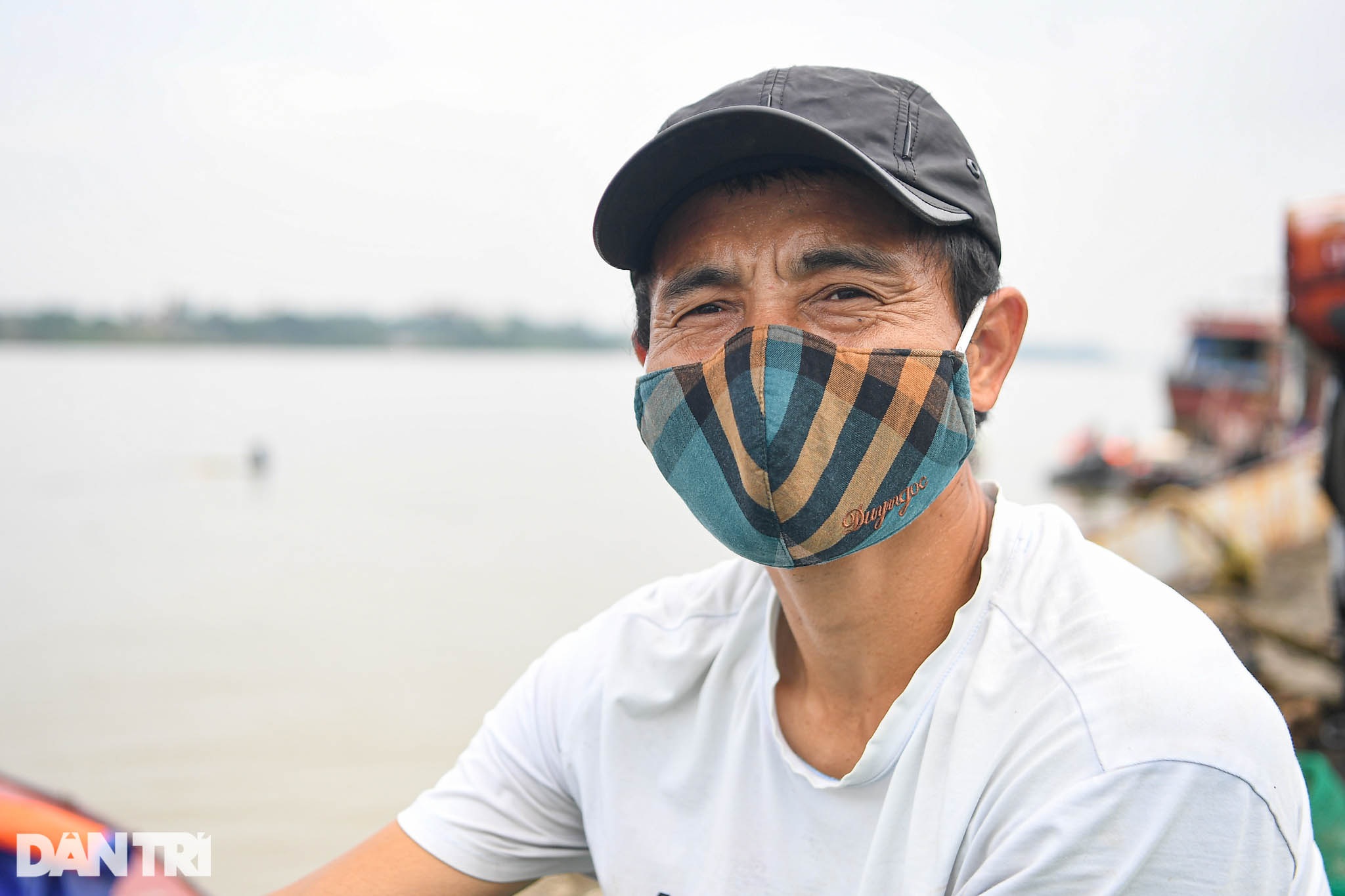 Chạy xuồng hơi dọc sông Hồng trao quà tới tận tay người dân nghèo làng chài - 10 Chạy xuồng hơi dọc sông Hồng trao quà tới tận tay người dân nghèo làng chài - 10