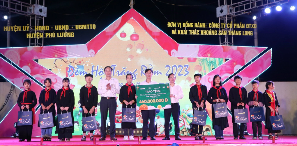 Trao 2000 bánh Trung thu, 100 suất học bổng tới học sinh hoàn cảnh khó khăn - 3 Trao 2000 bánh Trung thu, 100 suất học bổng tới học sinh hoàn cảnh khó khăn - 3