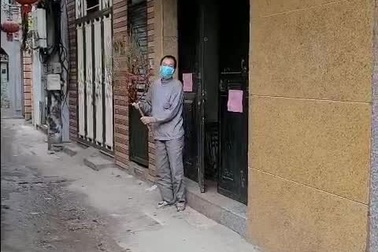 Thanh niên quận Tây Hồ mang đào Nhật Tân tặng F0, F1