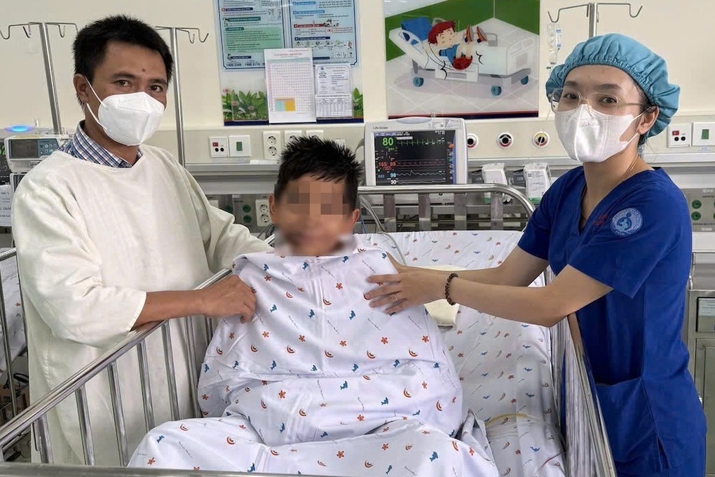 Giám đốc Sở Y tế TPHCM nói về 10 giờ không bỏ cuộc cứu bé trai nguy kịch - 2