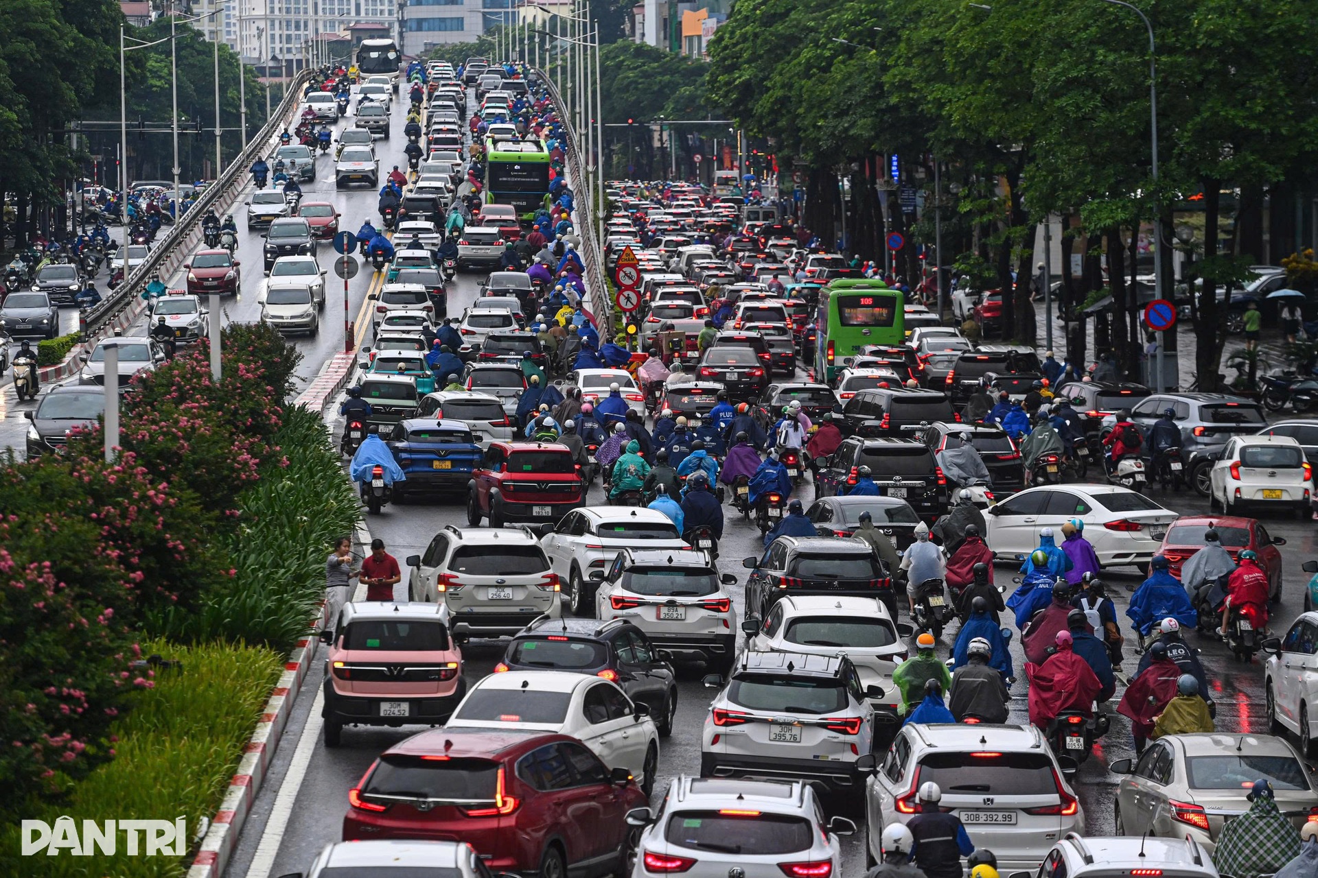 Mưa xuyên đêm đến sáng, giao thông tê liệt trên nhiều tuyến đường Hà Nội - 9