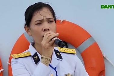 Cuộc đoàn tụ của nữ Đại úy hải quân với người cha chưa từng gặp mặt