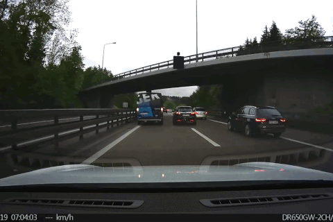 Autopilot không phanh kịp, xe Tesla Model S húc đuôi xe chở hàng