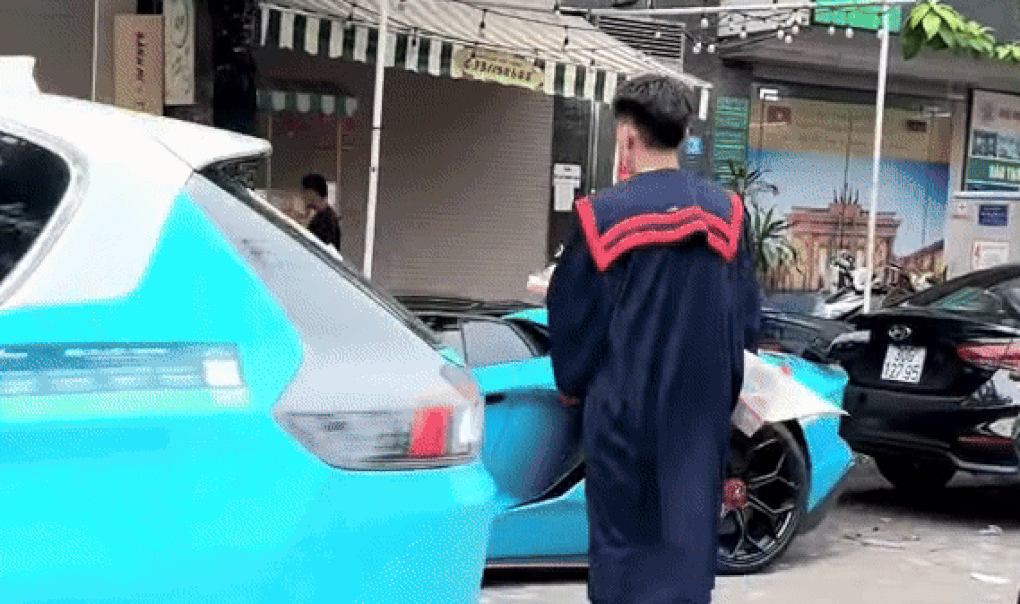 Video chàng trai mặc áo cử nhân lái siêu xe ở Hà Nội hút triệu lượt xem - 1 Video chàng trai mặc áo cử nhân lái siêu xe ở Hà Nội hút triệu lượt xem - 1