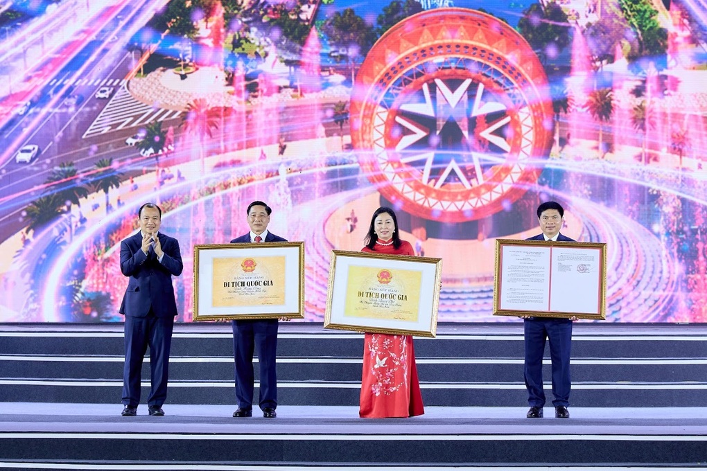 Hàng nghìn người dự chương trình nghệ thuật Rực rỡ Hà Nam - 2 Hàng nghìn người dự chương trình nghệ thuật Rực rỡ Hà Nam - 2