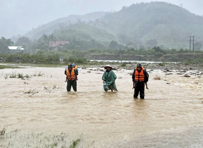 Lực lượng Biên phòng Thừa Thiên Huế hỗ trợ người dân ở vùng xung yếu huyện miền núi A Lưới sơ tán đến nơi an toàn