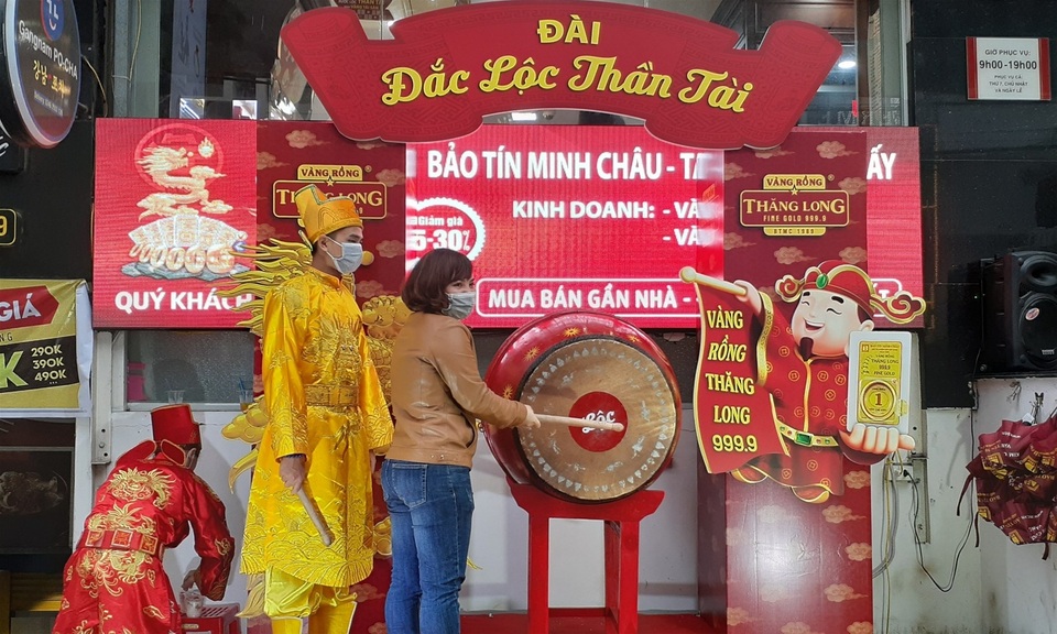 Bảo Tín Minh Châu tri ân khách hàng “vượt dịch” trong ngày Thần Tài - 3 Bảo Tín Minh Châu tri ân khách hàng “vượt dịch” trong ngày Thần Tài - 3