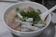 Độc chiêu giúp ông chủ tiệm cháo "núp hẻm" ở TPHCM đắt khách suốt 40 năm