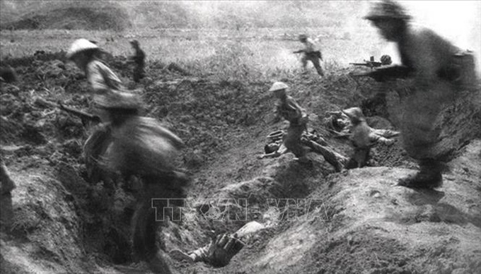 Bộ đội ta xung phong, tấn công cứ điểm của địch tại sân bay Mường Thanh trong chiến dịch Điện Biên Phủ. Ảnh: Tư liệu/TTXVN phát