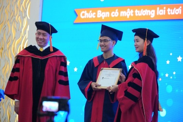 Bài học đặc biệt lấy đi nước mắt của tân khoa trong lễ tốt nghiệp đại học