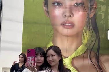 Ảnh quảng cáo của Jennie trở thành điểm chụp ảnh nổi tiếng