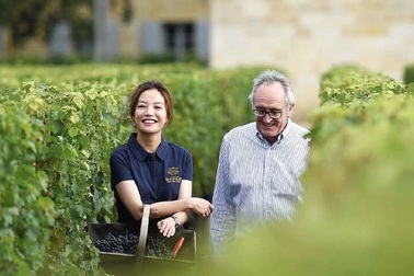 Triệu Vy khoe dáng trong biệt thự tuyệt đẹp tại Pháp