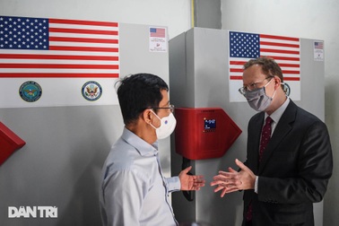 Bộ Y tế tiếp nhận 77 tủ lạnh âm sâu bảo quản vaccine Covid-19 từ Hoa Kỳ