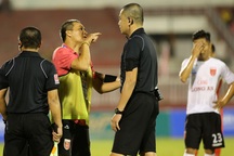 Cầu thủ Long An bỏ khung thành cho TPHCM ghi bàn