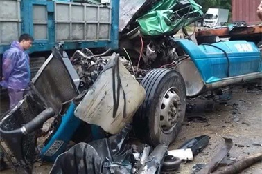 Nỗ lực cứu tài xế xe tải mắc kẹt trong cabin bẹp dúm