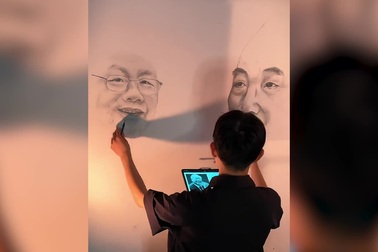 Chàng trai vẽ chân dung Bác Hồ và Tổng Bí thư Nguyễn Phú Trọng bằng hai tay