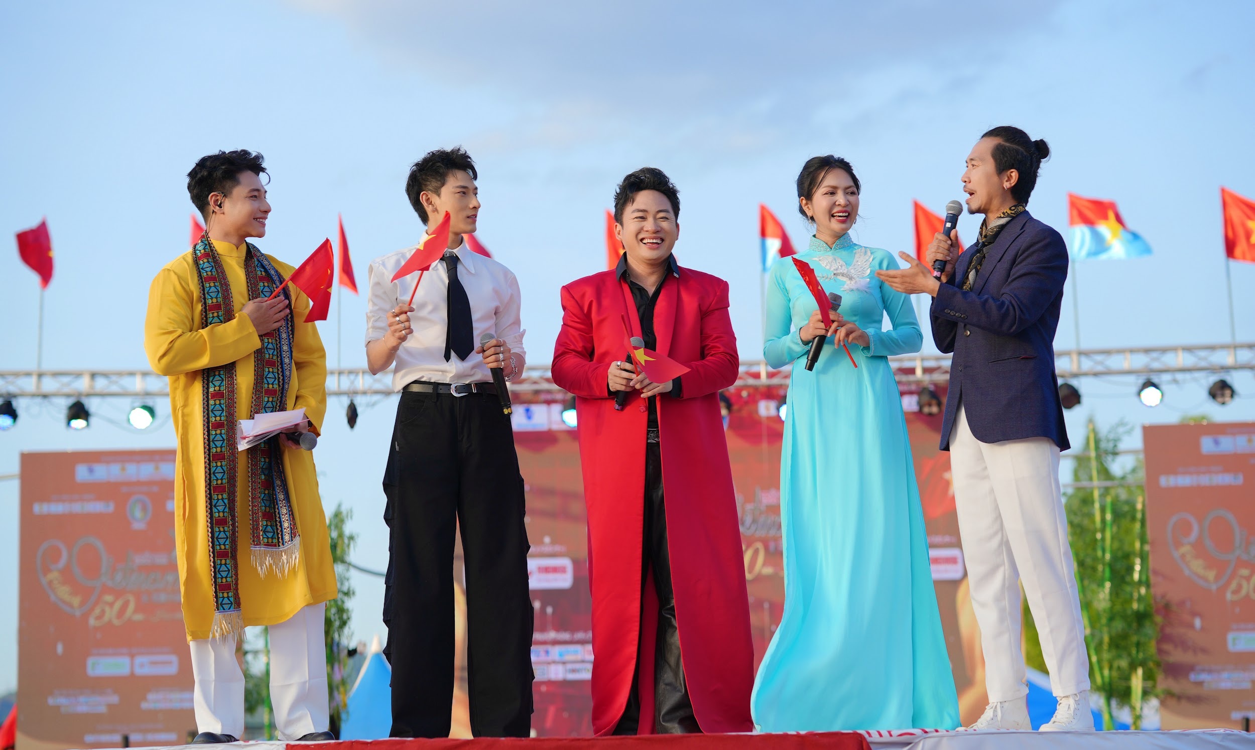 MC Bùi Phúc Anh nghẹn ngào khi hát cùng Tùng Dương ở Nhật Bản - 2