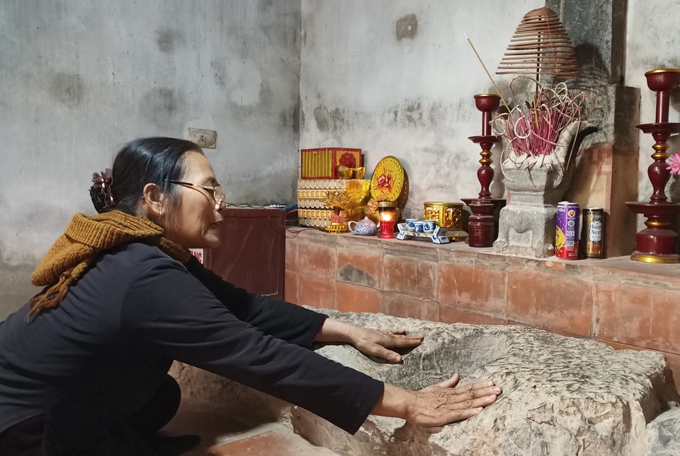 Chuyện về tảng đá in đầu người và bàn tay ở di tích Thành nhà Hồ - 3 Chuyện về tảng đá in đầu người và bàn tay ở di tích Thành nhà Hồ - 3