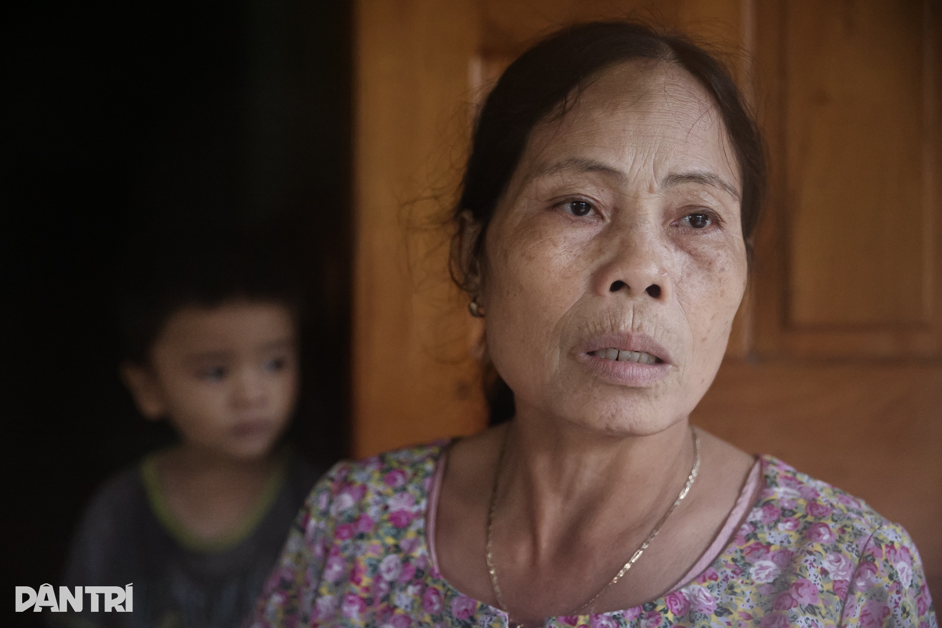 Mẹ già òa khóc khi nhận lương thực giữa biển nước cô lập suốt hai ngày - 7