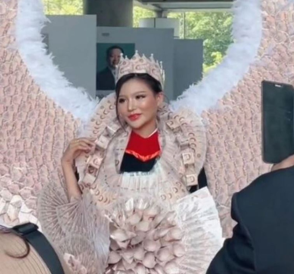 Đại gia Thái Lan chuyển 700 triệu đồng làm bó hoa tiền tặng bạn gái - 6 Đại gia Thái Lan chuyển 700 triệu đồng làm bó hoa tiền tặng bạn gái - 6