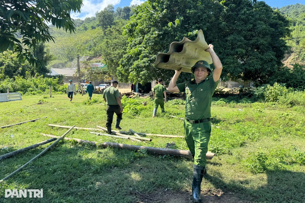 Báo Dân trí hỗ trợ khẩn cấp 6 hộ dân bị sập nhà sau bão Bualoi - 4 Báo Dân trí hỗ trợ khẩn cấp 6 hộ dân bị sập nhà sau bão Bualoi - 4