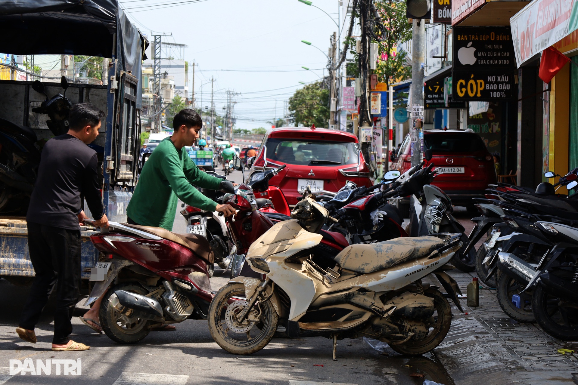 Cứu ô tô, xe máy ở Nha Trang sau lũ rút - 13 Cứu ô tô, xe máy ở Nha Trang sau lũ rút - 13