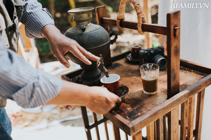 Quán cà phê vỉa hè vừa bé vừa cũ kỹ nhất Hà Nội, tồn tại gần thế kỷ qua 4 thế hệ vẫn đông khách vô cùng, 1 ngày bán cả nghìn cốc - Ảnh 15.