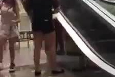 Trò nghịch dại khiến thiếu nữ bị ngã đau