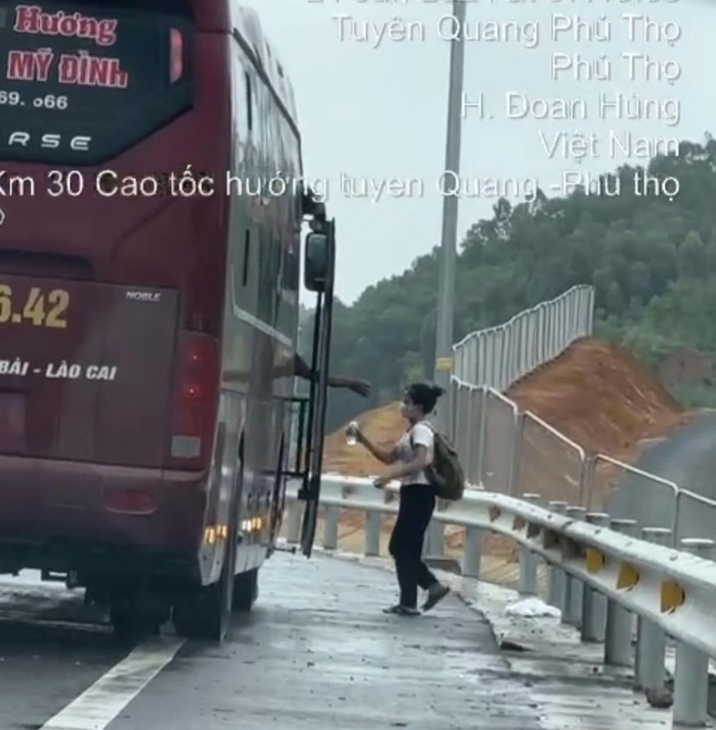 Bị phạt 11 triệu đồng và tước bằng lái 3 tháng vì đón khách trên cao tốc - 1 Bị phạt 11 triệu đồng và tước bằng lái 3 tháng vì đón khách trên cao tốc - 1